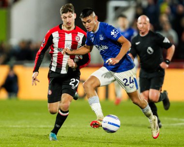 Brentford 'dan Vitaly Janelt Premier Lig karşılaşmasında Everton' dan Carlos Alcaraz ile birlikte 26 Şubat 2025 'te Londra' daki Gtech Community Stadyumu 'nda Brentford Everton' a karşı top mücadelesi veriyor.