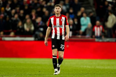 Brentford 'dan Nathan Collins, Premier Lig maçı sırasında Brentford Everton' a karşı Gtech Community Stadyumu, Londra, Birleşik Krallık 'ta 26 Şubat 2025' te seyrediyor.