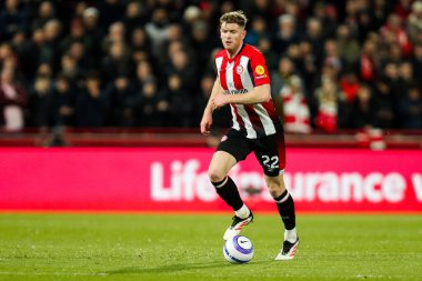 Brentford 'dan Nathan Collins, 26 Şubat 2025' te İngiltere 'deki The Gtech Community Stadyumu' nda oynanan Premier League karşılaşmasında topa vuruyor.