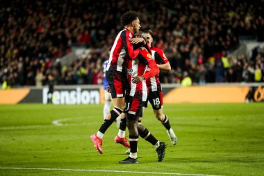 Brentford 'dan Yoane Wissa, Premier League maçı Brentford Everton' a karşı 26 Şubat 2025 'te Londra' daki Gtech Community Stadyumu 'nda oynanan maçta Kevin Schade ile yaptığı maçı 1-0 kazanmasını kutluyor.