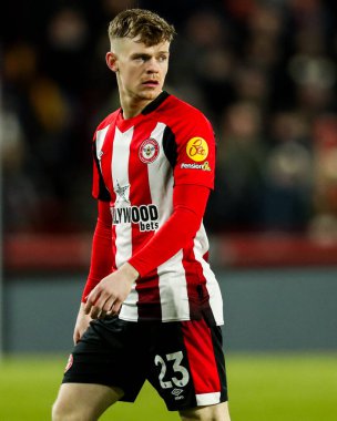 Brentford 'dan Keane Lewis-Potter, Premier Lig maçında Brentford Everton' a karşı Gtech Community Stadyumu 'nda 26 Şubat 2025' te seyrediyor.