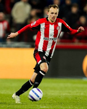 Brentford 'dan Mikkel Damsgaard, Premier League maçında Brentford Everton' a karşı 26 Şubat 2025 'te Londra' daki Gtech Community Stadyumu 'nda topu atıyor.