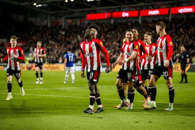 Brentford 'dan Yoane Wissa, Premier League maçında Brentford Everton' a karşı Gtech Community Stadyumu, Londra, Birleşik Krallık 'ta 26 Şubat 2025' te oynanan karşılaşmada takım arkadaşları ile golünü kutluyor.