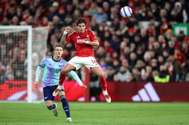 Nottingham Ormanı 'ndan Nicols Domnguez Premier Lig maçı sırasında Nottingham Forest' a karşı Arsenal 'de 26 Şubat 2025' te Nottingham, İngiltere 'de yüksek topu kazanmak için sıçradı.