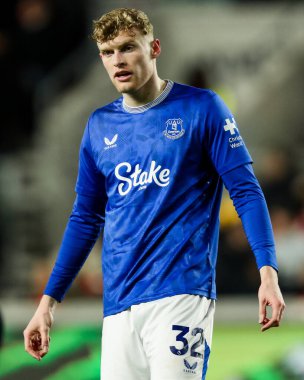 Everton 'dan Jarrad Branthwaite, Premier League maçında Brentford Everton' a karşı Gtech Community Stadyumu 'nda 26 Şubat 2025' te seyrediyor.