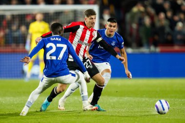 Brentford 'dan Vitaly Janelt, Premier League karşılaşmasında Everton' dan Idrissa Gueye ve Carlos Alcaraz 'ın baskısı altındadır. Brentford Everton' a karşı Gtech Community Stadyumu, Londra, Birleşik Krallık, 26 Şubat 2025