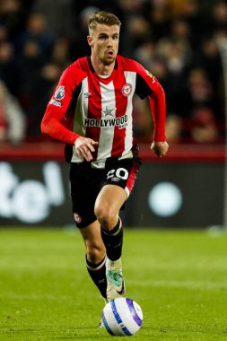 Brentford 'dan Kristoffer Ajer, Premier League maçında Brentford Everton' a karşı 26 Şubat 2025 'te Londra' daki Gtech Community Stadyumu 'nda topu atıyor.