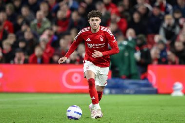 Nottingham Ormanı 'ndan Neco Williams Premier League maçı sırasında Nottingham Forest' a karşı Arsenal City Ground, Nottingham, Birleşik Krallık 'ta 26 Şubat 2025 tarihinde oynanan maçta topla birlikte.