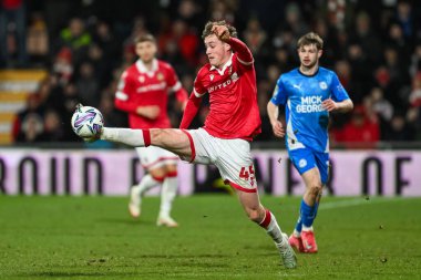 Wrexham 'dan Harry Ashfield, 26 Şubat 2025' te SToK Cae Ras, Wrexham, Birleşik Krallık 'ta oynanan Wrexham-Peterborough United maçında topu kontrol ediyor.