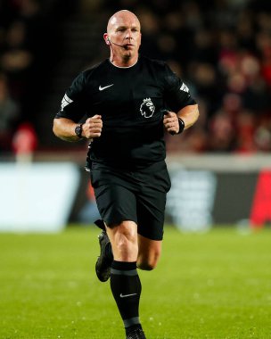 Hakem Simon Hooper Premier Lig karşılaşmasında Brentford Everton 'a karşı Gtech Community Stadyumu, Londra, Birleşik Krallık, 26 Şubat 2025