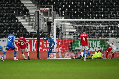 Peterborough United takımından Malik Mothersille, 26 Şubat 2025 'te SToK Cae Ras, Wrexham, Birleşik Krallık' ta oynanan The Vertu Trophy Yarı Finalleri 'nde 2-1' lik skoru kaçırdıktan sonra golü atmasını kutluyor.
