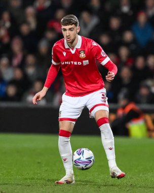 Wrexham 'dan Lewis Brunt, 26 Şubat 2025' te SToK Cae Ras, Wrexham 'da oynanan Wrexham vs Peterborough United yarı final maçında topla birlikte hareket halinde.