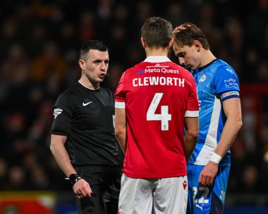 Hakem Lewis Smith, Wrexham 'dan Max Cleworth ve Peterborough United' tan Hector Kyprianou ile 26 Şubat 2025 'te SToK Cae Ras, Wrexham, Birleşik Krallık' ta oynanan The Vertu Trophy Yarı Finalleri 'nde konuştu.