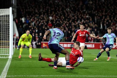 Nottingham Ormanı 'ndan Chris Wood topu koluyla Jurrien Timber of Arsenal' den alıyor, Premier League maçı sırasında Nottingham Forest 'a karşı Arsenal City Ground, Nottingham, Birleşik Krallık, 26 Şubat 2025' te penaltı yok.