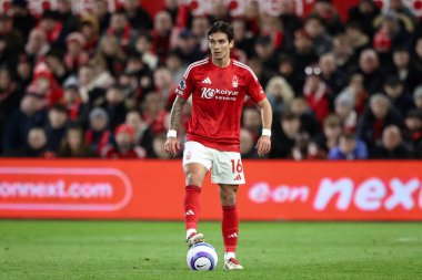 Nottingham Ormanı 'ndan Nicols Domnguez Premier League maçında topla Nottingham Forest' a karşı Arsenal City Ground, Nottingham, Birleşik Krallık 'ta 26 Şubat 2025' te