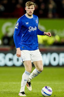 Everton 'dan Jarrad Branthwaite, Premier League maçı sırasında topla koşuyor Brentford Everton' a karşı The Gtech Community Stadyumu, Londra, Birleşik Krallık, 26 Şubat 2025