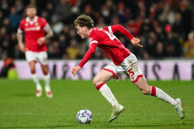 Wrexham 'dan Harry Ashfield, 26 Şubat 2025' te İngiltere 'de SToK Cae Ras, Wrexham' da oynanan The Vertu Trophy Yarı Finali Wrexham-Peterborough United maçında topa vuruyor.