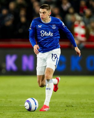 Everton 'dan Vitaliy Mykolenko, Premier League maçında Brentford Everton' a karşı Gtech Community Stadyumu, Londra 'da 26 Şubat 2025' te oynanan maçta topu aldı.