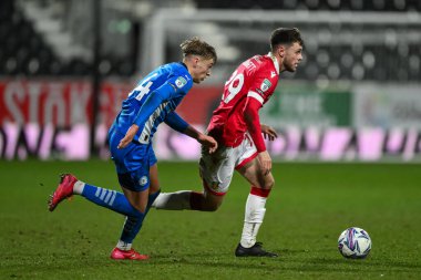 Wrexham 'dan Ryan Barnett, Wrexham-Peterborough United' ın 26 Şubat 2025 'te SToK Cae Ras, Wrexham, Birleşik Krallık' ta oynadığı The Vertu Trophy Yarı Finali 'nde topa ara verdi.