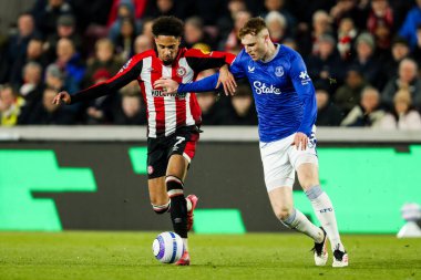 Brentford 'dan Kevin Schade, Premier League maçı Brentford Everton' a karşı 26 Şubat 2025 'te Londra' daki Gtech Community Stadyumu 'nda Everton' dan Jake OBrien ile top mücadelesi veriyor.
