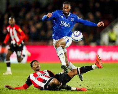 Everton 'dan Beto' ya Brentford Premier Lig karşılaşmasında Brentford Everton 'a karşı Gtech Community Stadyumu, Londra, Birleşik Krallık' ta 26 Şubat 2025 'te oynanan karşılaşmada Brentford' lu Ethan Pinnock meydan okudu.