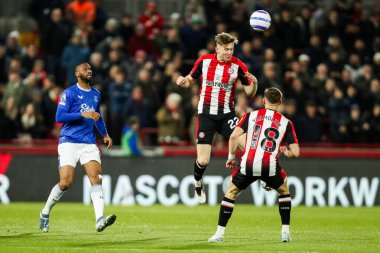 Brentford 'dan Nathan Collins, 26 Şubat 2025' te İngiltere 'deki The Gtech Community Stadyumu' nda oynanan Premier League karşılaşmasında topu sürüyor.