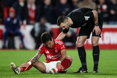 Hakem Andy Madley, Nottingham Ormanı 'ndan Nicols Domnguez' i Premier Lig maçı sırasında kontrol ediyor Nottingham Forest 'a karşı Arsenal City Ground, Nottingham, İngiltere, 26 Şubat 2025