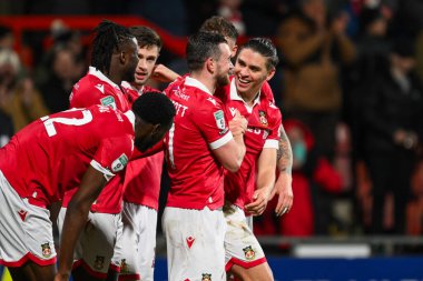 Wrexham 'dan George Dobson, 26 Şubat 2025' te SToK Cae Ras, Wrexham, Birleşik Krallık 'ta oynanan Vertu Yarı Finali' nde 2-0 kazanma hedefini kutluyor.