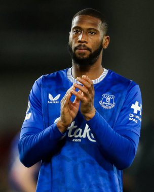 Everton 'dan Beto, 26 Şubat 2025' te İngiltere 'deki Gtech Community Stadyumu' nda oynanan Premier League karşılaşmasının ardından takımlar berabere kaldıktan sonra taraftarları kabul ediyor.