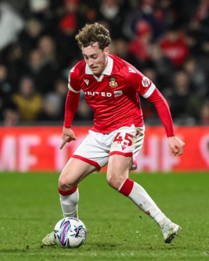 Wrexham 'dan Harry Ashfield, 26 Şubat 2025' te SToK Cae Ras, Wrexham, Birleşik Krallık 'ta oynanan Wrexham-Peterborough United' a karşı oynanan The Vertu Trophy Yarı Finalleri 'nde topla birlikte hareket halinde.