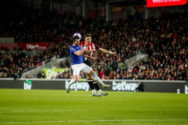 Everton 'dan Jack Harrison, Premier Lig karşılaşmasında Brentford' lu Yehor Yarmoliuk ile birlikte Londra 'daki Gtech Community Stadyumu' nda 26 Şubat 2025 'te oynanan karşılaşmada topa atlıyor.