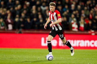 Brentford 'dan Nathan Collins, Premier League maçı sırasında topla koşuyor Brentford Everton' a karşı Gtech Community Stadyumu, Londra, Birleşik Krallık, 26 Şubat 2025