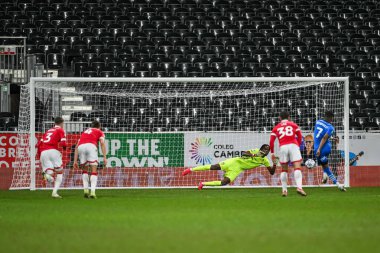 Wrexham 'dan Arthur Okonkwo, 26 Şubat 2025' te SToK Cae Ras, Wrexham, Birleşik Krallık 'ta oynanan The Vertu Trophy Yarı Finalleri' nde Peterborough United 'ın Malik Mothersille' inden penaltıyı kurtardı.