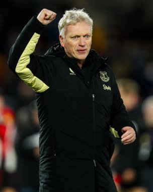 Everton 'dan David Moyes, 26 Şubat 2025' te İngiltere 'deki Gtech Community Stadyumu' nda oynanan Premier League karşılaşması sonrasında takımlar berabere kaldıktan sonra taraftarlarıyla kutlama yapıyor.