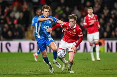 Wrexham 'dan Harry Ashfield ve Peterborough United' dan Hector Kyprianou, 26 Şubat 2025 'te SToK Cae Ras, Wrexham, Birleşik Krallık' ta oynanan Vertu Kupası Yarı Finalleri 'nde top için savaştılar.