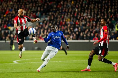 Brentford 'dan Bryan Mbeumo, Premier League maçında topu kontrol ediyor Brentford Everton' a karşı The Gtech Community Stadyumu, Londra, Birleşik Krallık, 26 Şubat 2025