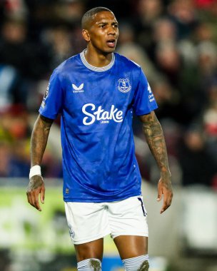 Everton 'dan Ashley Young, 26 Şubat 2025' te İngiltere 'deki Gtech Community Stadyumu' nda oynanan Premier League karşılaşmasında Brentford Everton 'a karşı tepki gösterdi.