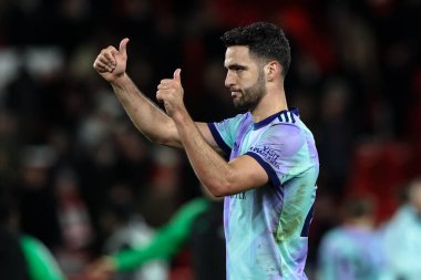 Arsenal 'den Mikel Merino, İngiltere' nin Nottingham şehrinde 26 Şubat 2025 'te oynanan Premier League maçında Nottingham Forest' a karşı Arsenal maçında gezgin taraftarlara başparmak kaldırdı.