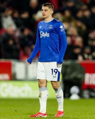 Everton 'dan Vitaliy Mykolenko, Premier League maçında Brentford Everton' a karşı Gtech Community Stadyumu 'nda 26 Şubat 2025' te seyrediyor.