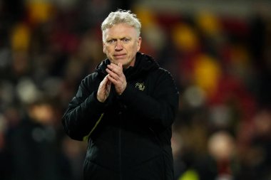 Everton 'dan David Moyes, 26 Şubat 2025' te İngiltere 'deki Gtech Community Stadyumu' nda oynanan Premier League karşılaşması sonrasında takımlar berabere kaldıktan sonra taraftarları kabul ediyor.