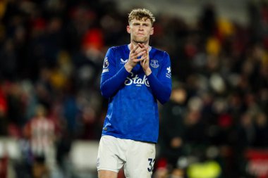 Everton 'dan Jarrad Branthwaite, Premier League maçı Brentford Everton' a karşı Gtech Community Stadyumu 'nda 26 Şubat 2025' te oynanan maç sonrasında takımlar berabere kaldıktan sonra taraftarları kabul ediyor.
