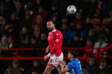 Wrexham 'dan Steven Fletcher, 26 Şubat 2025' te Wrexham-Peterborough United 'a karşı oynanan The Vertu Trophy Yarı Finali' nde topu fırlatıyor.