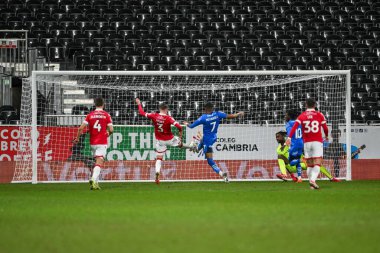Peterborough United takımından Malik Mothersille, 26 Şubat 2025 'te SToK Cae Ras, Wrexham, İngiltere' de oynanan The Vertu Trophy Yarı Finalleri 'nde skoru 2-1 yapmak için ilk penaltıyı kaçırdıktan sonra skoru kaydetti.