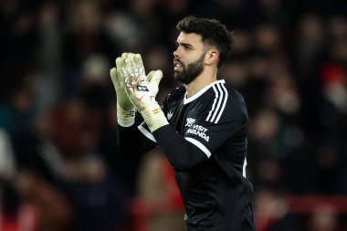 Arsenal 'den David Raya, Premier League maçının ilk yarısında İngiltere' nin Nottingham kentinde oynanan Nottingham Forest-Arsenal maçında gezgin taraftarları alkışlıyor.