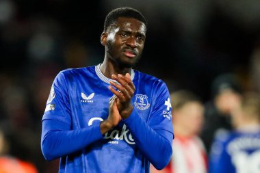 Everton 'dan Tim Iroegbunam, 26 Şubat 2025' te İngiltere 'deki Gtech Community Stadyumu' nda oynanan Premier League karşılaşması sonrasında takımlar berabere kaldıktan sonra taraftarları kabul ediyor.