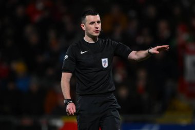 Hakem Lewis Smith, 26 Şubat 2025 'te SToK Cae Ras, Wrexham' da Peterborough United 'a karşı oynanan Vertu Kupası yarı finallerinde