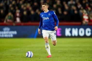 Everton 'dan Vitaliy Mykolenko, Premier League maçında Brentford Everton' a karşı Gtech Community Stadyumu, Londra 'da 26 Şubat 2025' te oynanan maçta topu aldı.