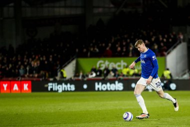 Everton 'dan Jarrad Branthwaite, Premier League maçında Brentford Everton' a karşı Gtech Community Stadyumu 'nda 26 Şubat 2025' te topu geçiyor.