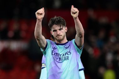 Arsenal 'den Declan Rice, 26 Şubat 2025' te İngiltere 'nin Nottingham City Ground kentinde oynanan Premier League maçında Nottingham Forest' a karşı Arsenal maçında gezgin taraftarları alkışlıyor.