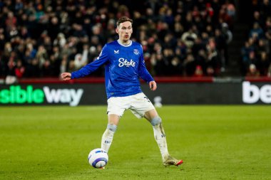 Everton 'dan James Garner Premier Lig maçında pas veriyor Brentford Everton' a karşı The Gtech Community Stadyumu, Londra, Birleşik Krallık, 26 Şubat 2025